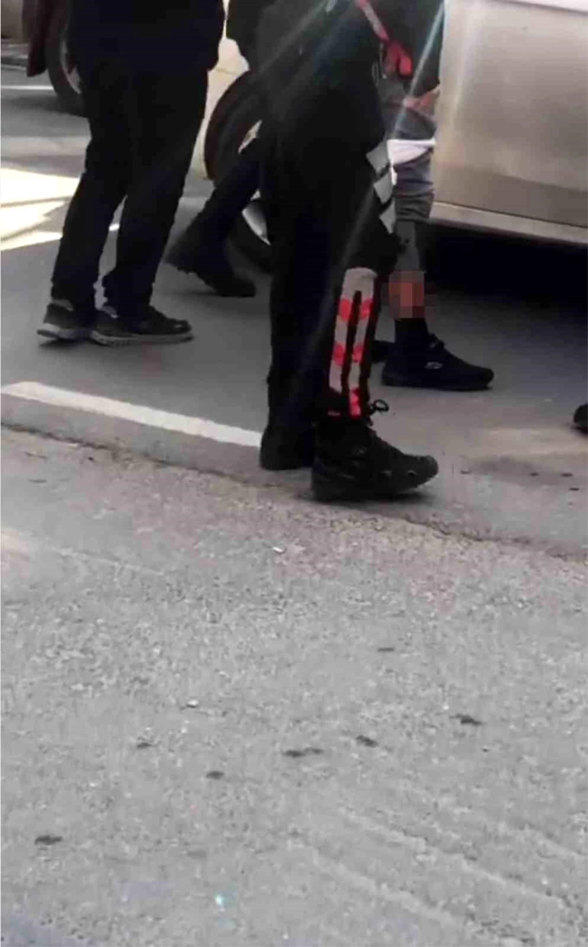 Bayrampaşa\'da Trafik Tartışması: Polis Memuru Sürücüyü Bacağından Vurdu
