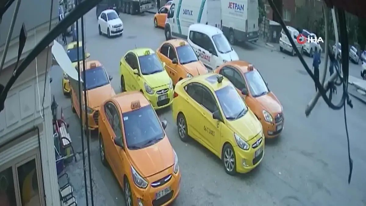 Aynı günde 5 farklı olayda 6 kişiyi yaralayan çocuğun silahlı saldırısı kamerada