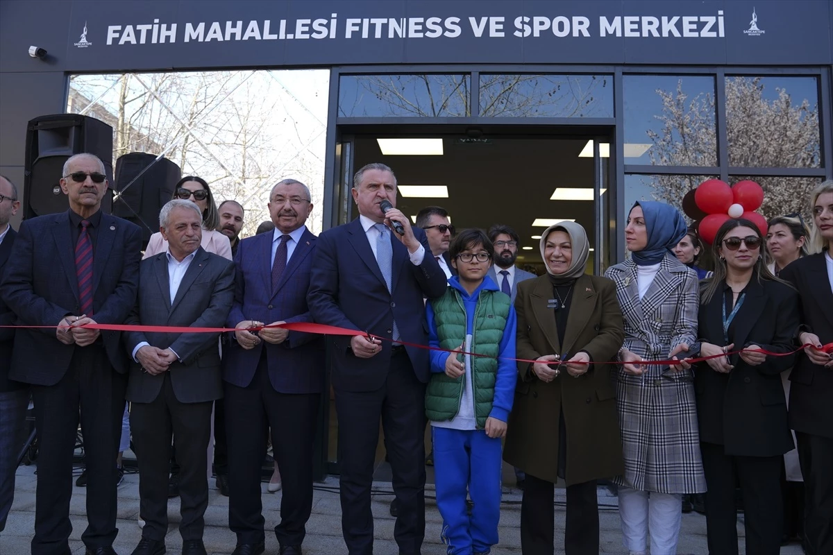 Gençlik ve Spor Bakanı Osman Aşkın Bak, Sancaktepe\'de yüzme havuzu ve spor salonu açılışına katıldı