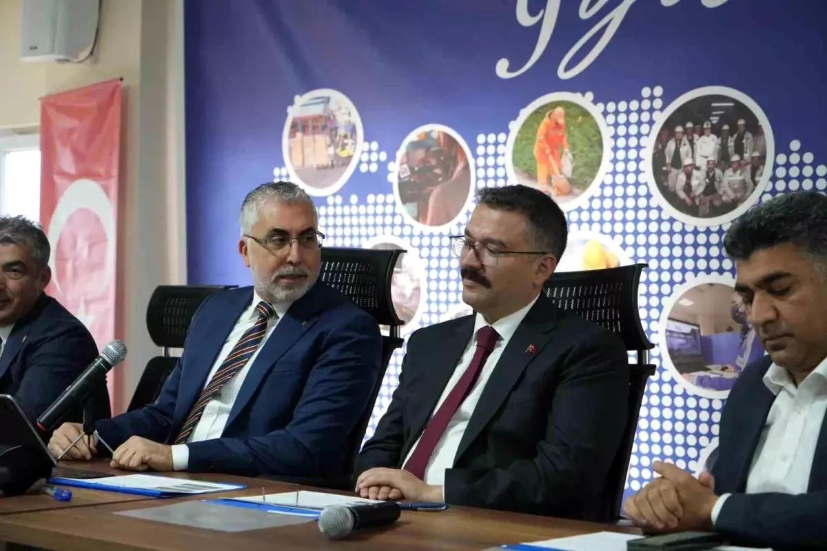 Çalışma ve Sosyal Güvenlik Bakanı Vedat Işıkhan, halkla birlikte yürümeye devam ediyor