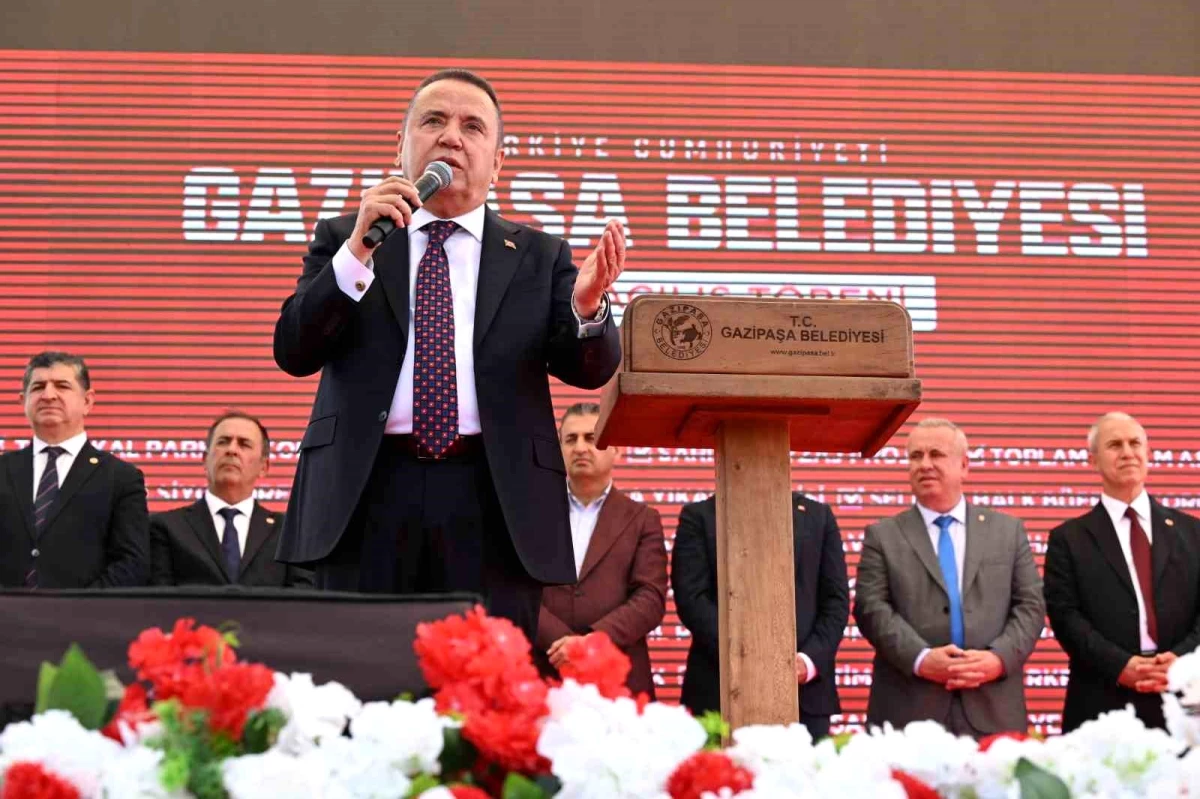 CHP Genel Başkanı Özgür Özel ve Antalya Büyükşehir Belediye Başkanı Muhittin Böcek Gazipaşa\'da açılış törenine katıldı