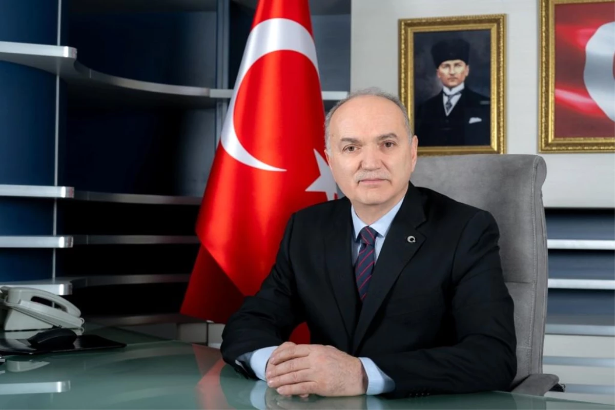 Düzce Belediye Başkanı Dr. Faruk Özlü, 18 Mart Çanakkale Zaferi ve Şehitleri Anma Günü\'nü kutladı