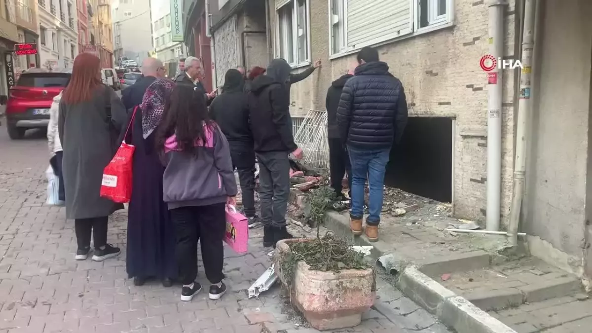 Beşiktaş'ta yokuş aşağı inerken duramayan otomobil eve daldı: 2 yaralı