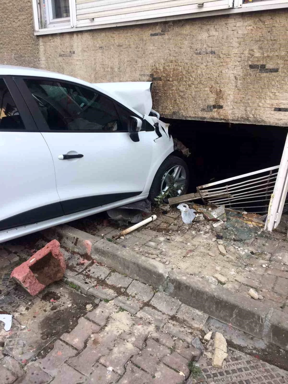 Beşiktaş\'ta Kontrolden Çıkan Otomobil Apartmana Girdi: 2 Yaralı