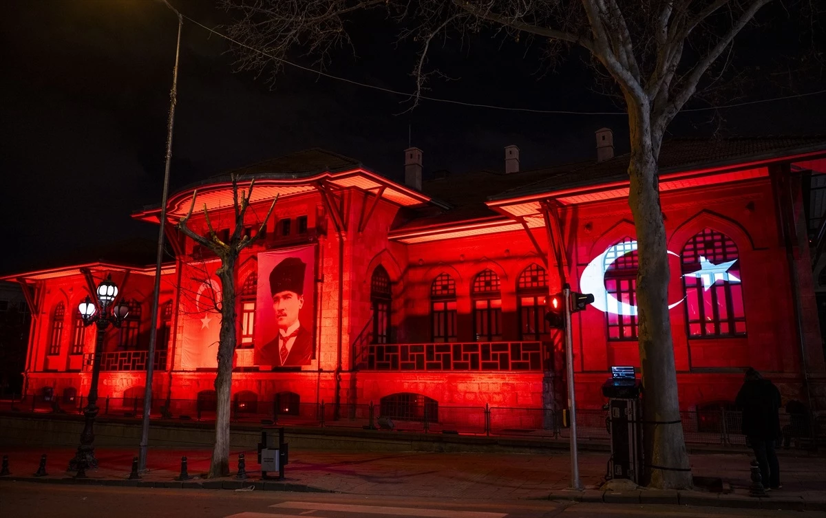 Birinci Meclis Binası ve Atatürk Cumhuriyet Kulesi Türk bayrağı renklerine büründü