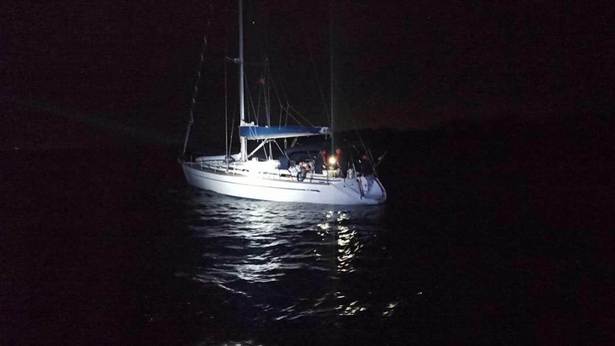 Bodrum açıklarında yelkenli tekne ve lastik botla yurt dışına çıkmaya çalışan 92 düzensiz göçmen yakalandı