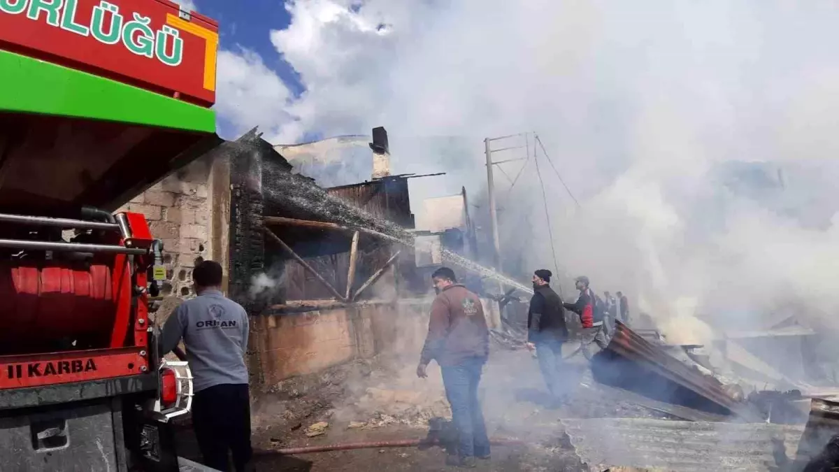 Mudurnu\'da çıkan yangında 3 ev ve 1 samanlık küle döndü, 2 kişi yaralandı