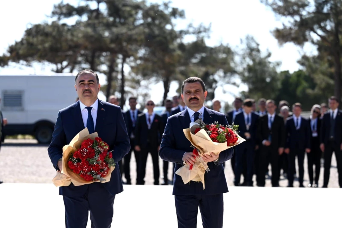 Azerbaycan Büyükelçisi Çanakkale Deniz Zaferi\'nin 109. yıldönümünde anıta çiçek bıraktı