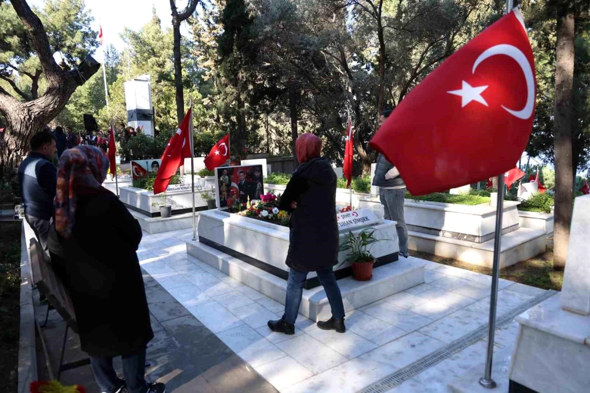 İzmir\'de 18 Mart Şehitleri Anma ve Çanakkale Deniz Zaferi Töreni Düzenlendi