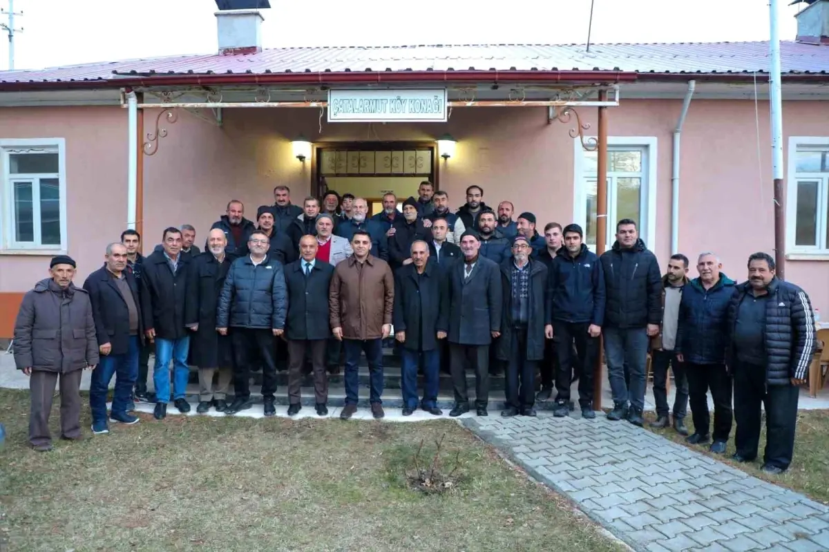 Erzincan merkeze bağlı Çatalarmut köyünde toplu iftar programı düzenlendi