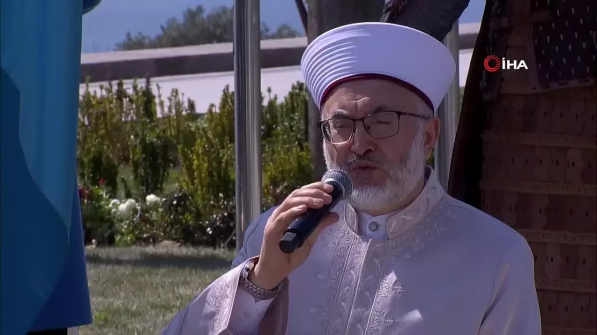 Cumhurbaşkanı Erdoğan, Çanakkale Deniz Zaferi\'nin 109. yıldönümünde şehitliğe karanfil bıraktı