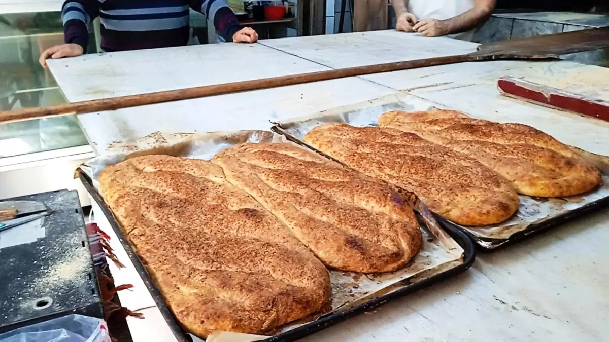 Afyonkarahisar\'da Ramazan Ayına Özel Haşhaşlı Tahinli Pide Büyük İlgi Görüyor