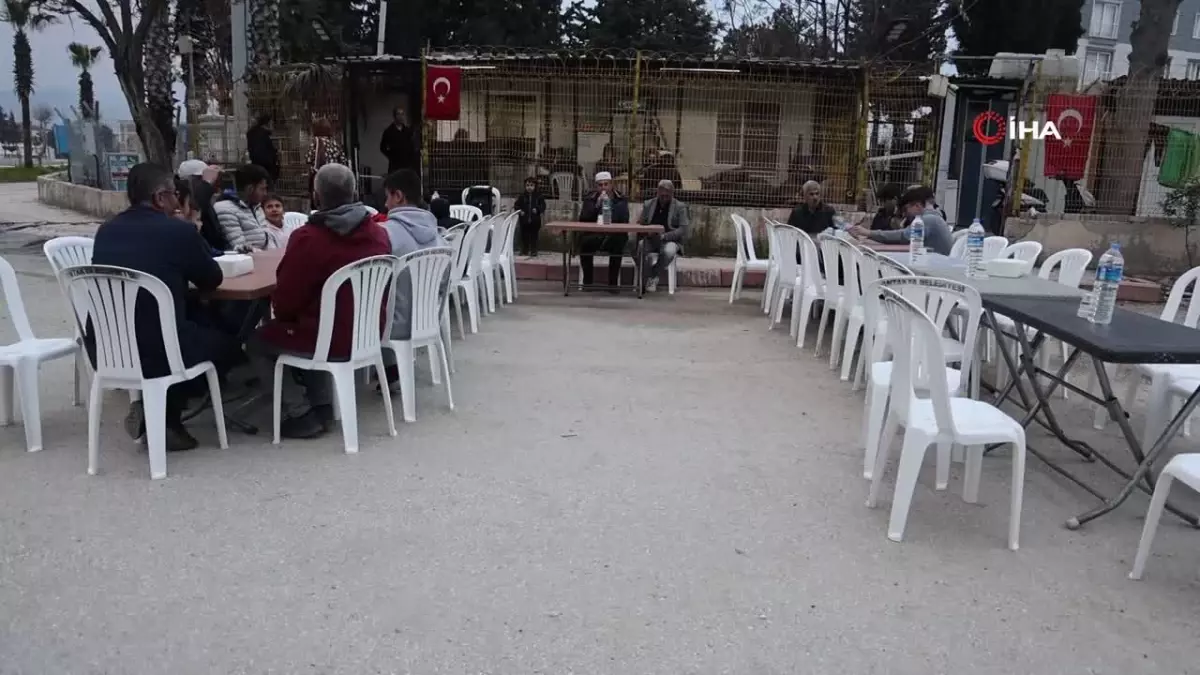 Depremin yıktığı mahallede hüzünlü iftar