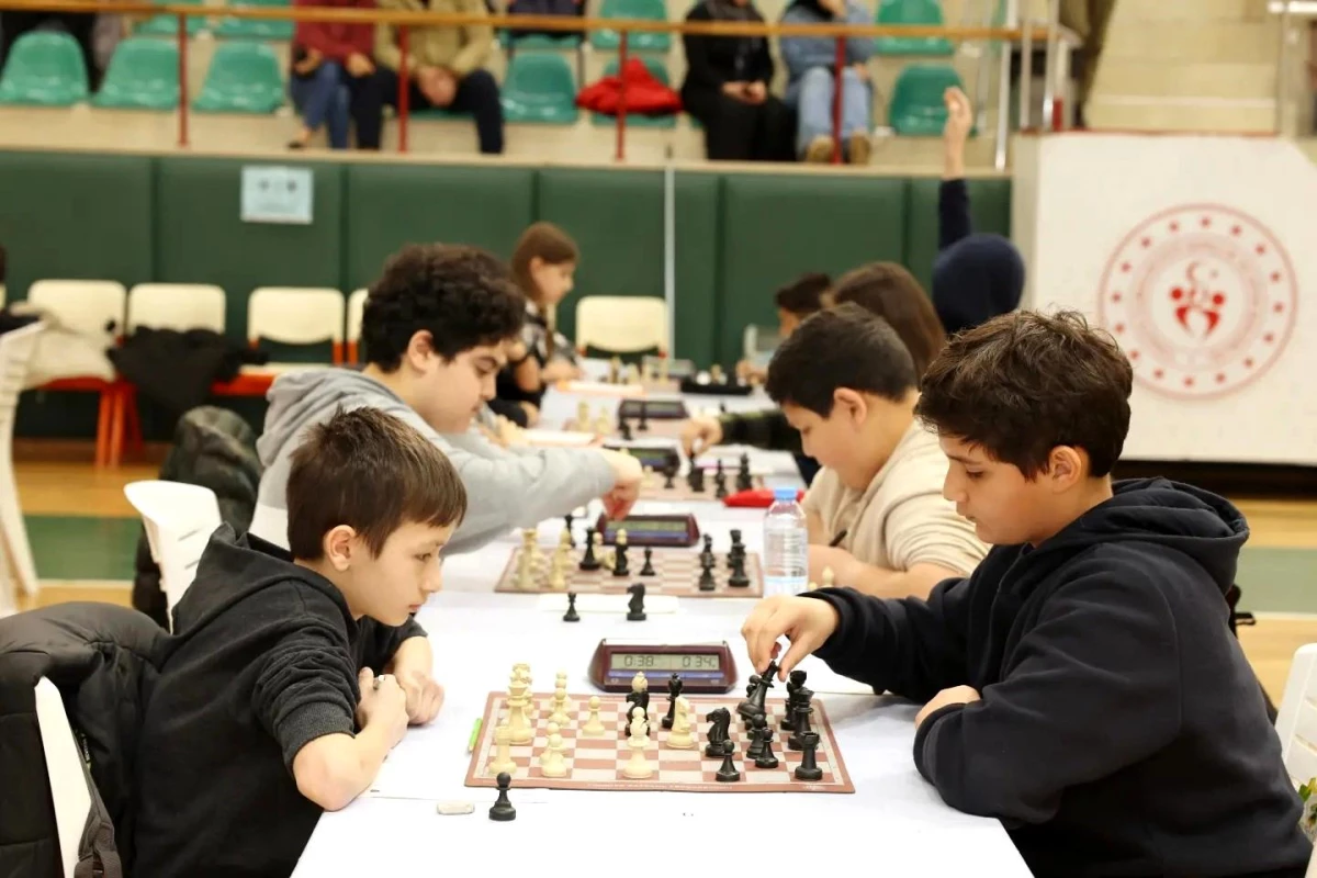 Derince\'de Bir Hamle Önde Satranç Turnuvası Düzenlendi