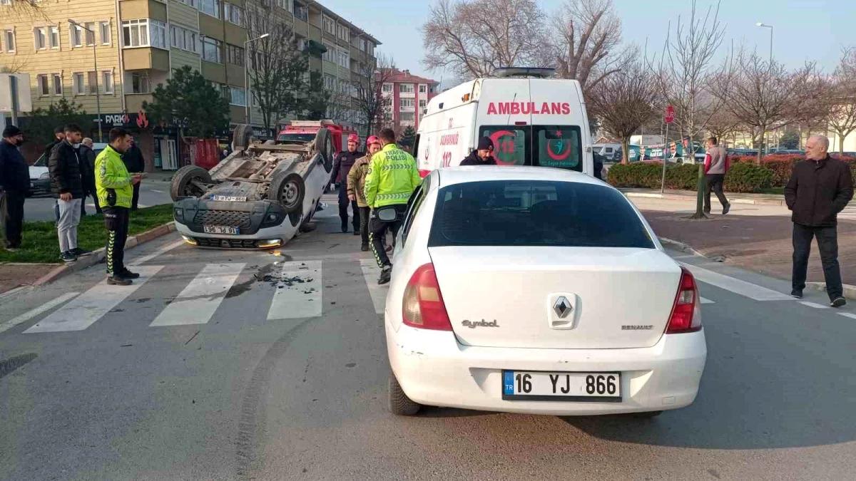 İnegöl\'de Kaza: 2 Araç Çarpıştı, 2 Kişi Yaralandı