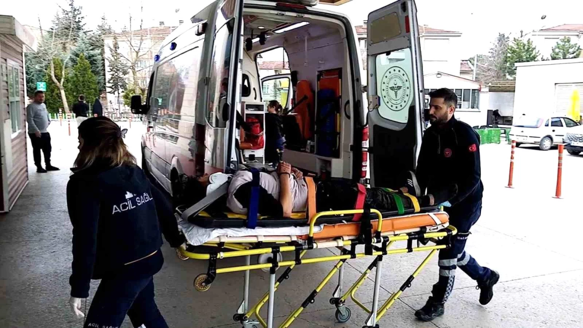 İnegöl\'de kaçan motosikletli kamyonete çarptı, 2 kişi yaralandı