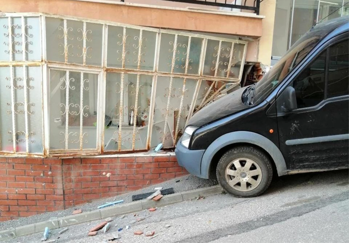Eskişehir\'de freni boşalan araç evin camına çarptı