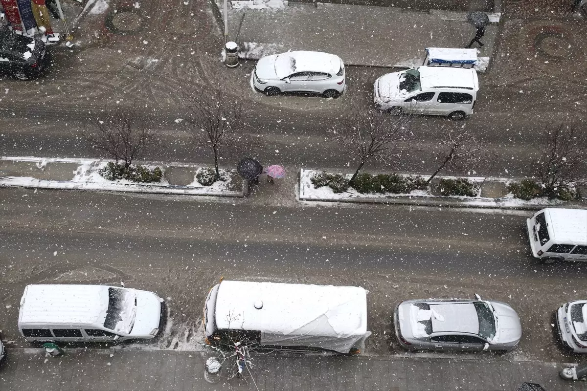 Hakkari\'de Kar ve Sis Etkili Oldu