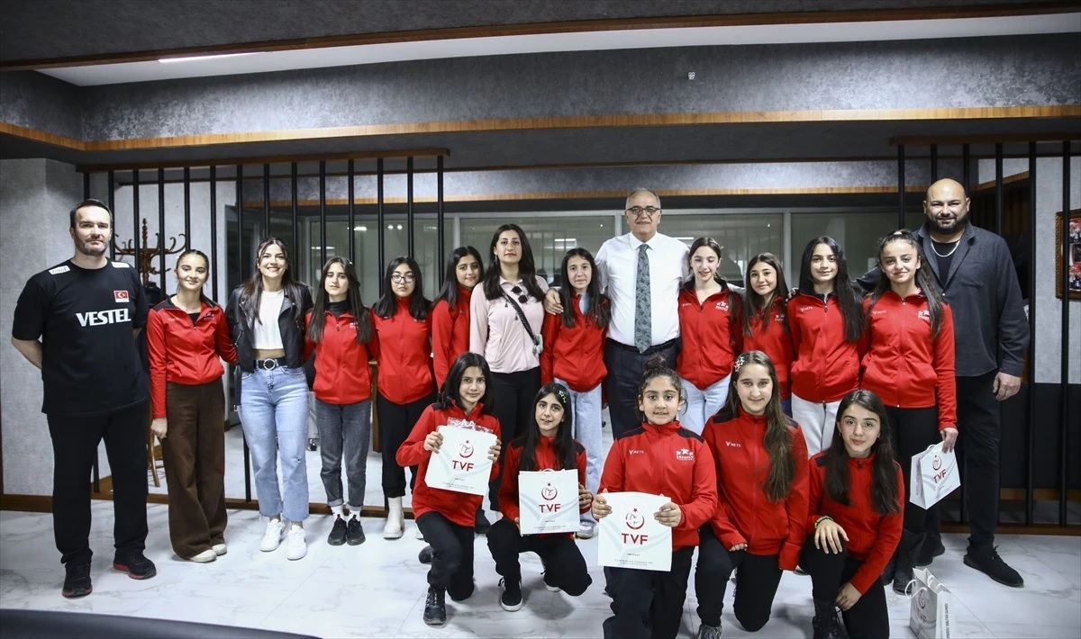 Hakkari Fabrika Voleybol Okulu Sporcuları TVF Başkanı Üstündağ\'ı Ziyaret Etti