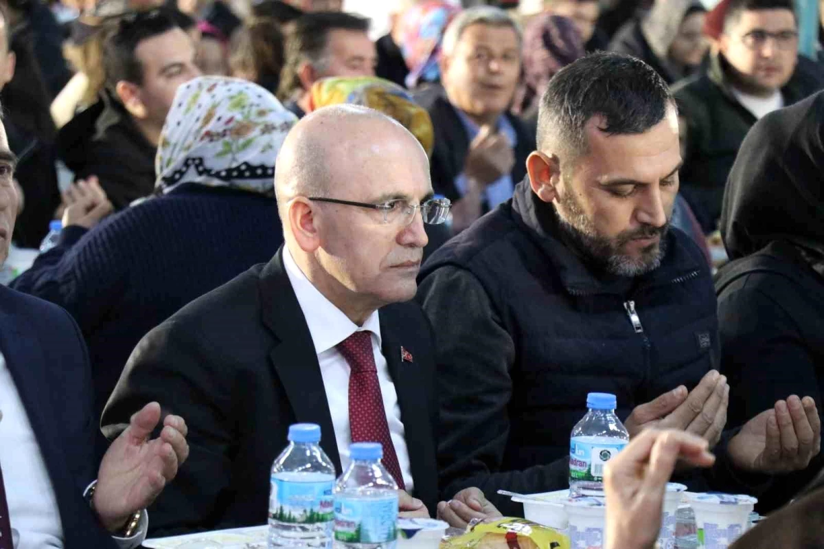 Hazine ve Maliye Bakanı Mehmet Şimşek, Denizli\'de Vatandaşlarla İftar Yaptı
