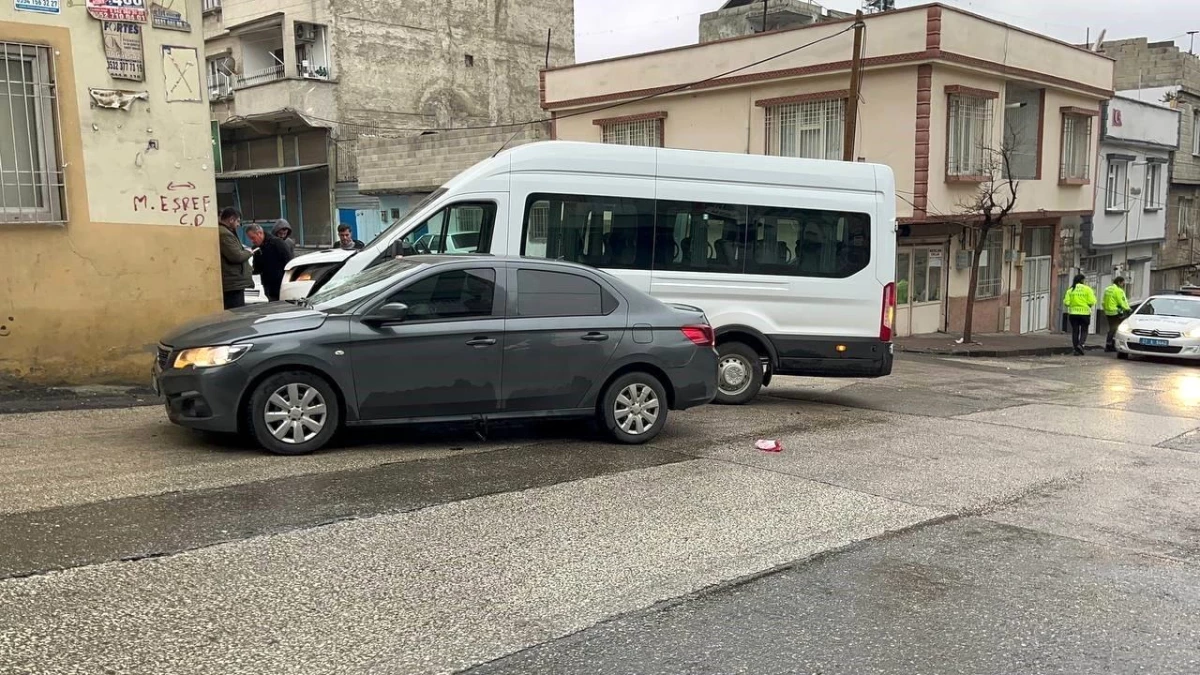 Gaziantep\'te işçi servisi ve otomobilin karıştığı kazada 3 kişi yaralandı