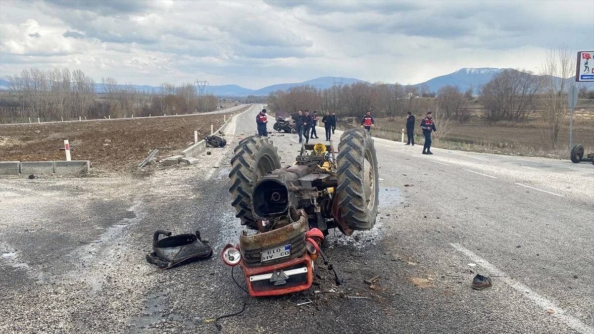 Isparta\'da otomobil ve traktör çarpışması: 4 kişi yaralandı
