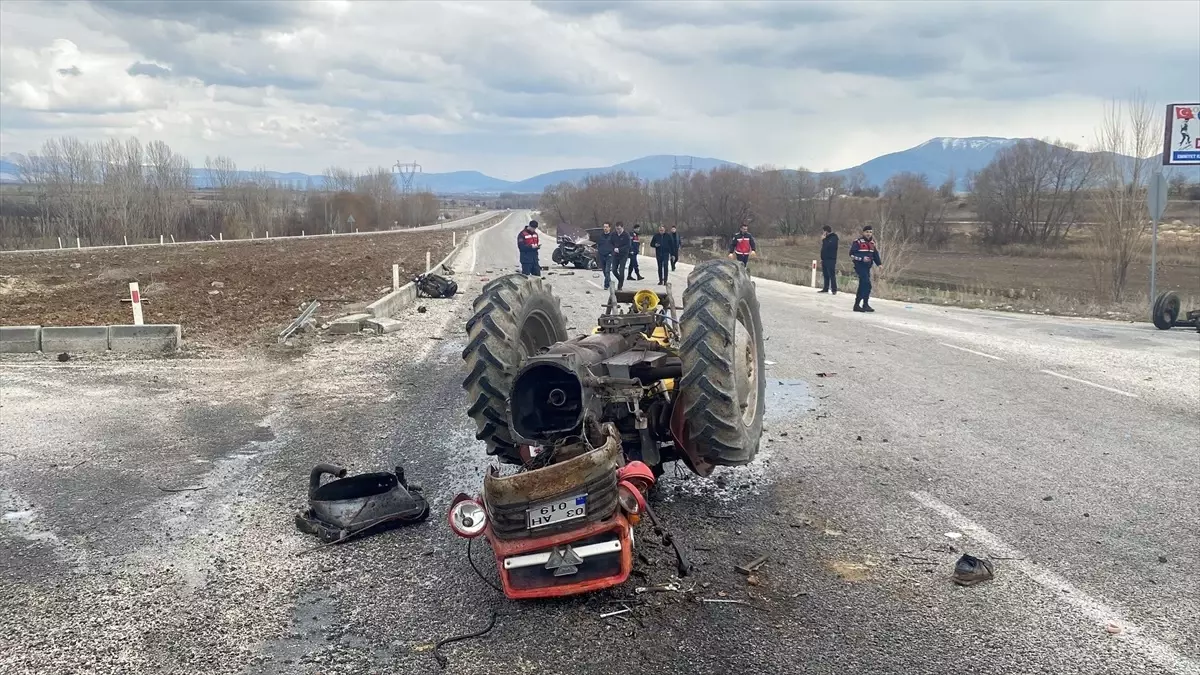 Isparta\'da otomobil ve traktör çarpışması: 4 kişi yaralandı