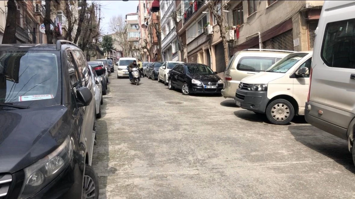 Beyoğlu\'nda freni tutmayan kamyonet park halindeki araçlara çarptı