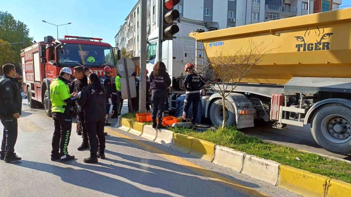 Aydın\'da Motosiklet Sürücüsü Hafriyat Kamyonunun Altında Hayatını Kaybetti
