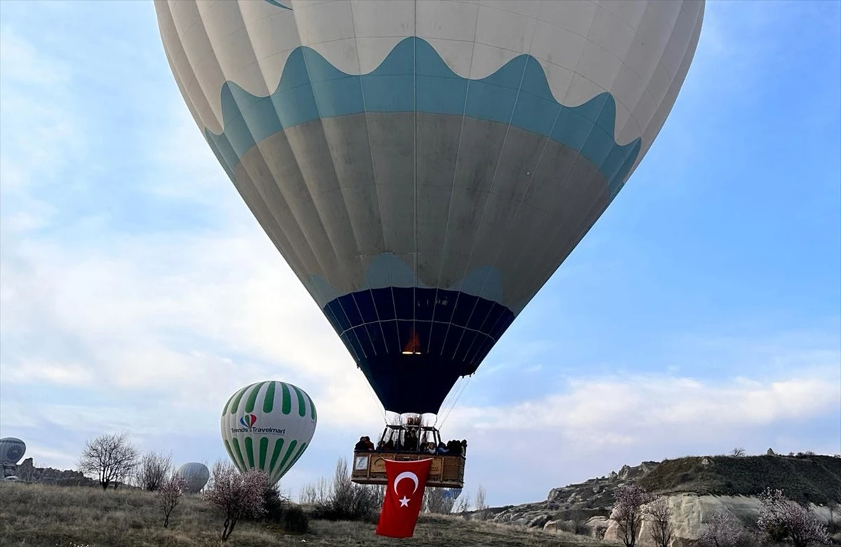 Kapadokya\'da Türk bayraklarıyla sıcak hava balonları uçtu