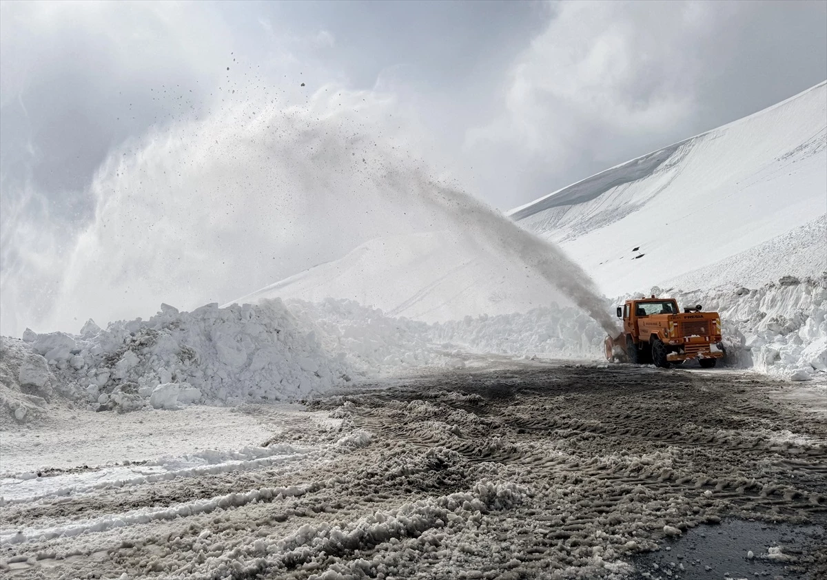 Ardahan-Ardanuç kara yolunda karla mücadele çalışmaları başladı