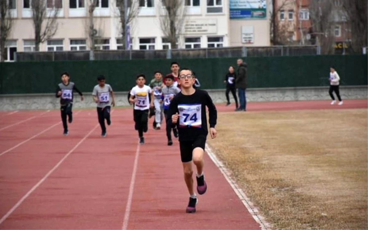 Kars\'ta 141 sporcunun katılımıyla atletizm yarışmaları yapıldı