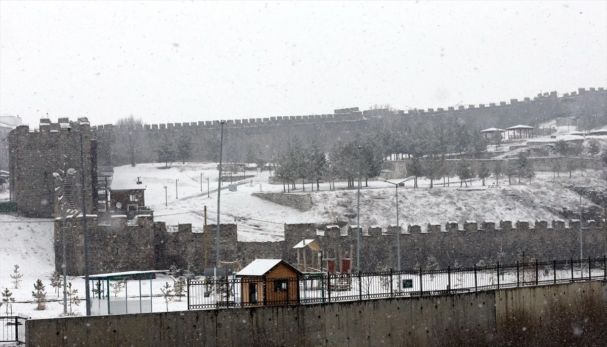 Kars\'ta etkili olan kar ve sis ulaşımda aksamalara neden oldu