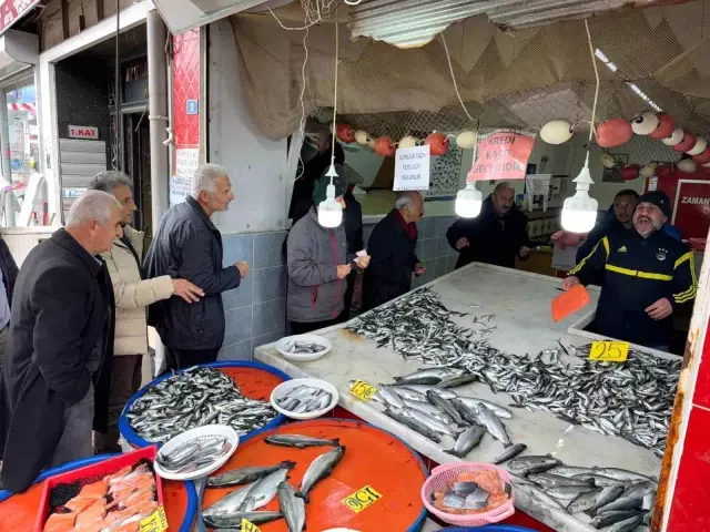 İstavritin kilosu 25 liraya düşünce balıkçı tezgahının önünde kuyruk oluştu İstavritin kilosu 25 liraya düşünce balıkçı tezgahının önünde kuyruk oluştu