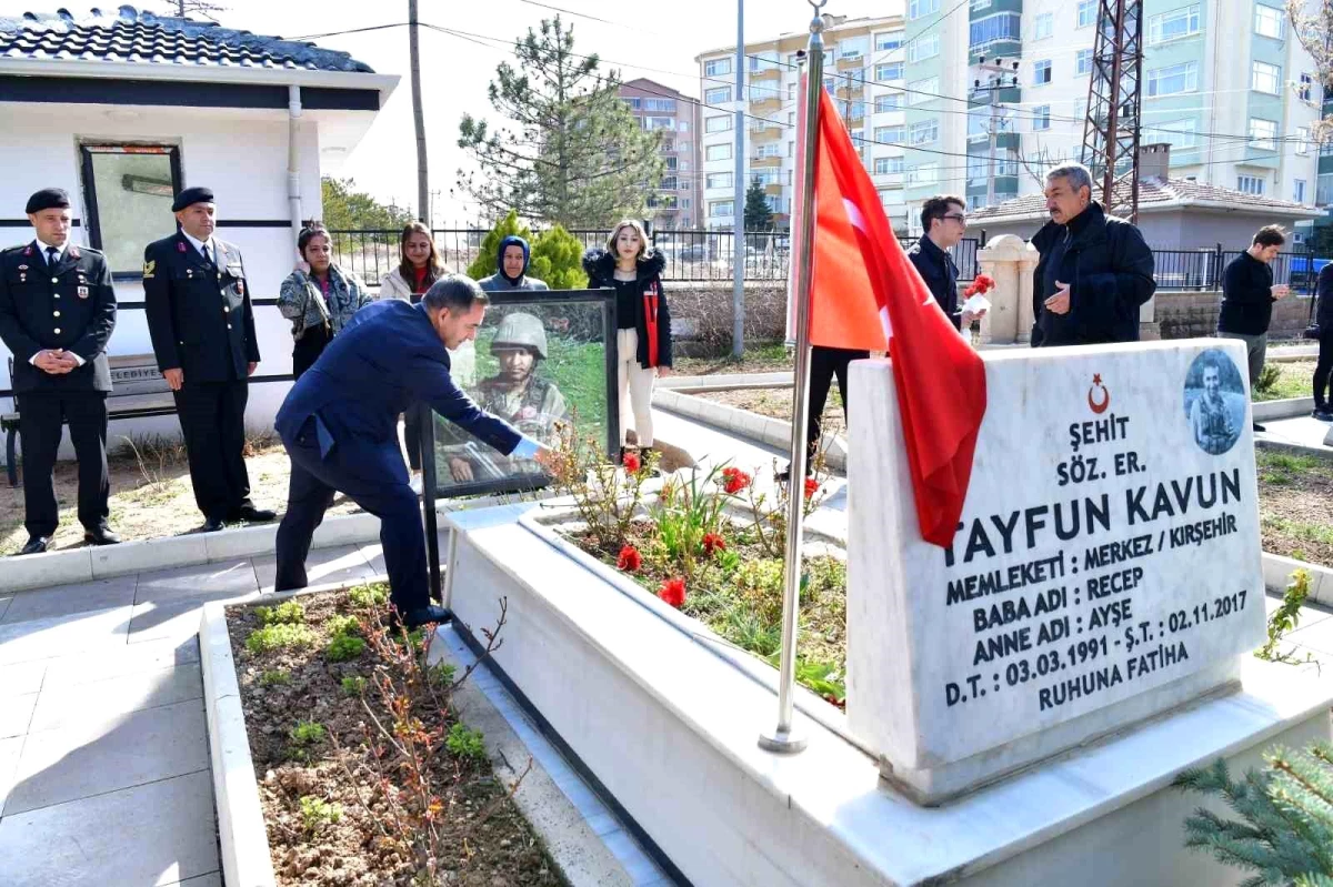 Kırşehir\'de Çanakkale Şehitleri için dua edildi, mezarlarına karanfil bırakıldı