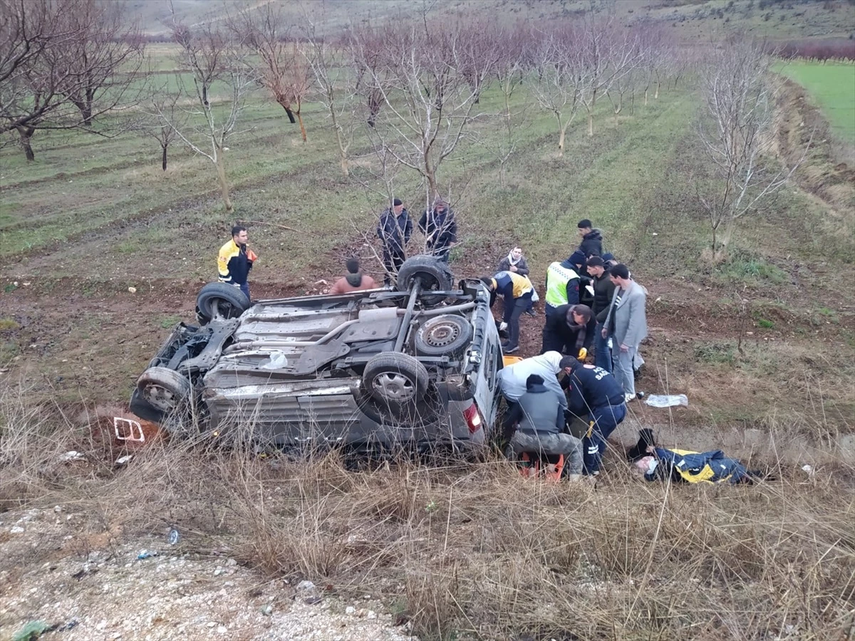 Malatya\'da hafif ticari aracın devrilmesi sonucu 7 kişi yaralandı