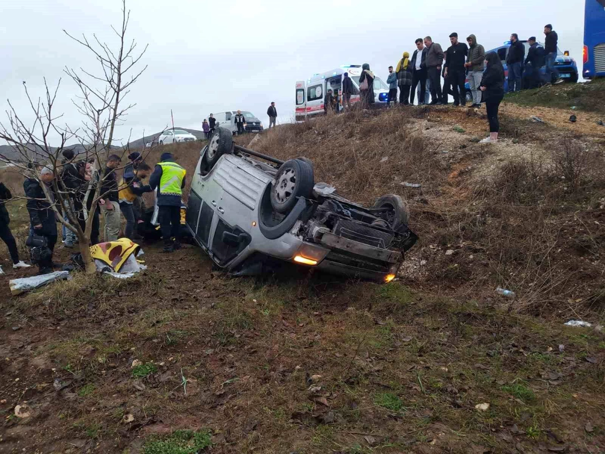 Malatya\'da Tekeri Patlayan Otomobil Şarampole Uçtu: 8 Yaralı