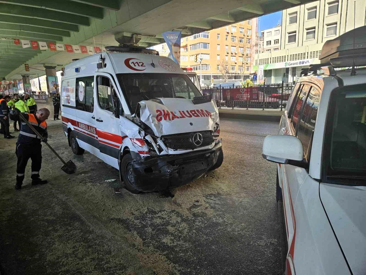 Mecidiyeköy\'de Ambulans ile Minibüs Çarpıştı
