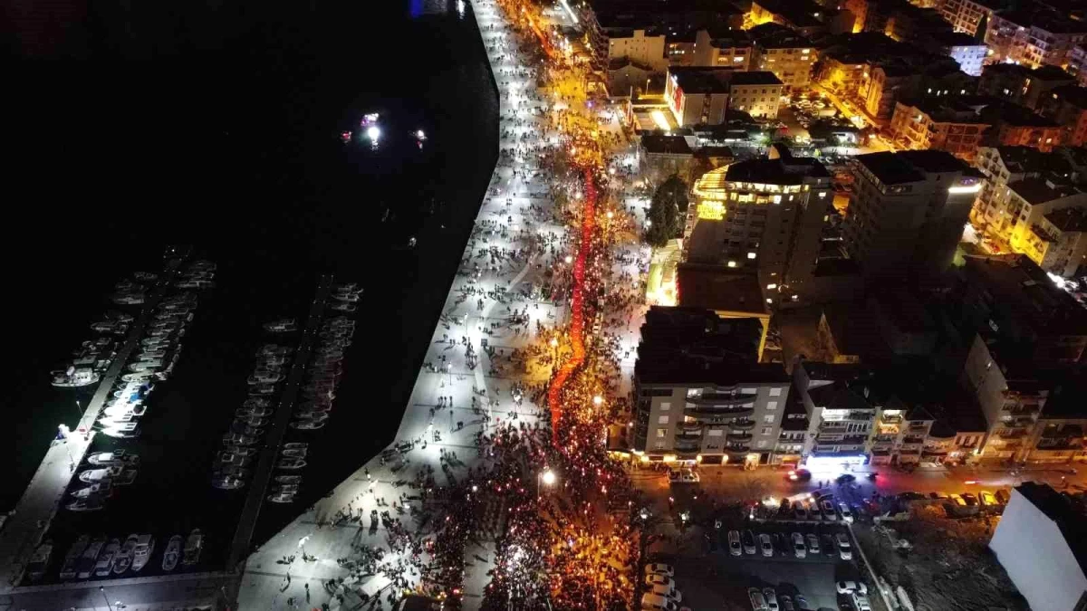 Çanakkale\'de 18 Mart Şehitleri Anma Günü ve Çanakkale Deniz Zaferi\'nin 109\'uncu yıldönümünde fener alayı düzenlendi