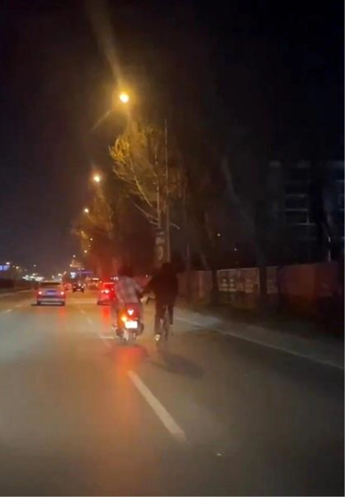 Bursa\'da motosiklet sürücüsü tehlikeli bir şekilde bisiklet sürücüsüne tutundu