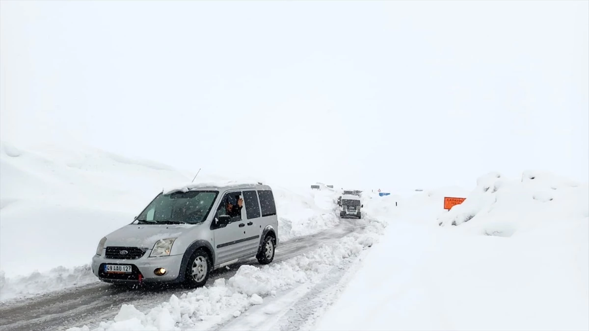 Muş\'ta kar ve tipi nedeniyle mahsur kalan 85 kişi kurtarıldı