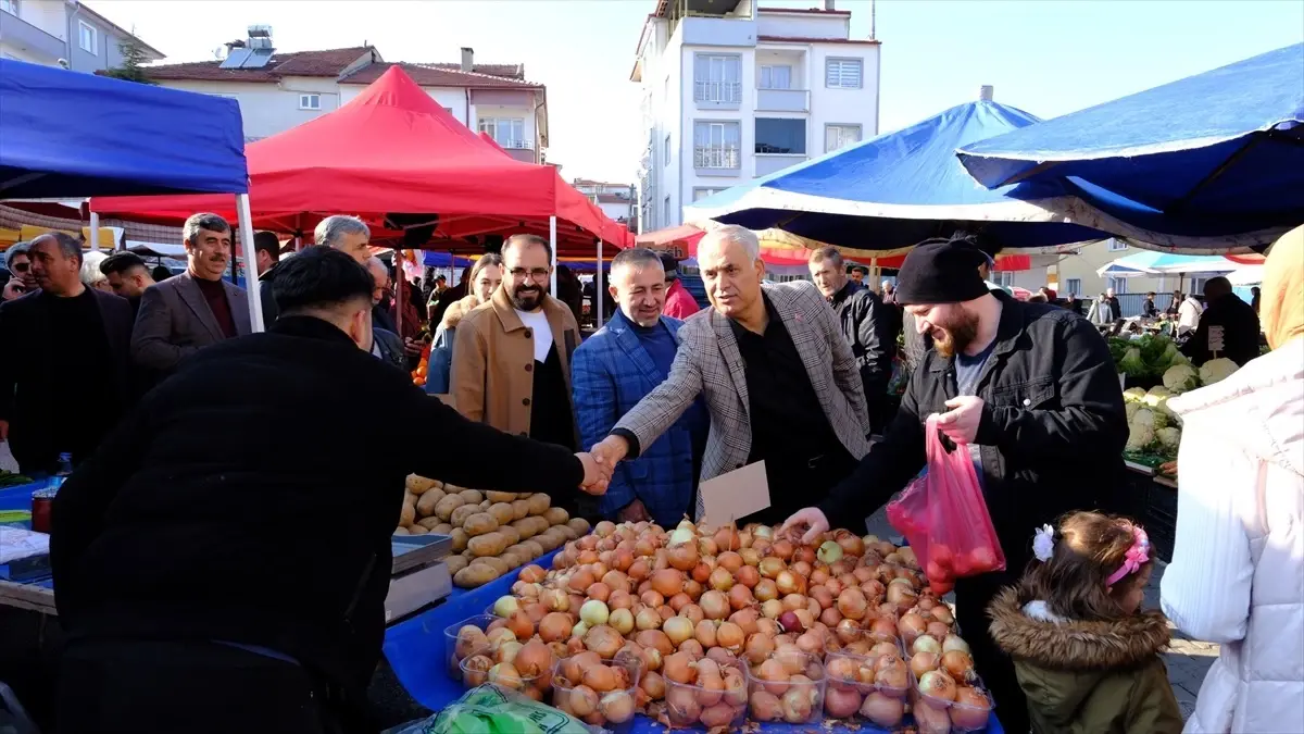 Cumhur İttifakı Bilecik Belediye Başkan Adayı Mustafa Yaman, Pazar Pazarında Esnaf Ziyaretinde Bulundu