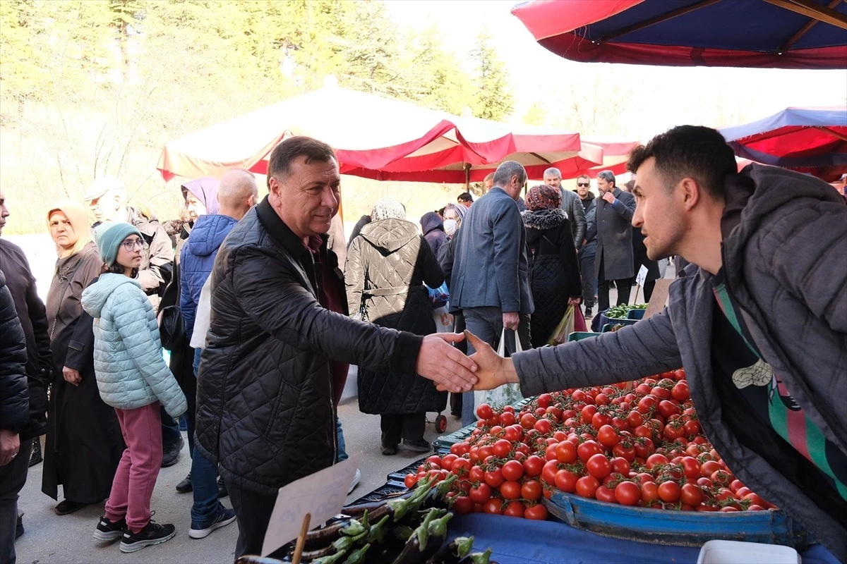 AK Parti Odunpazarı Belediye Başkan adayı Özkan Alp, semt pazarını ziyaret etti