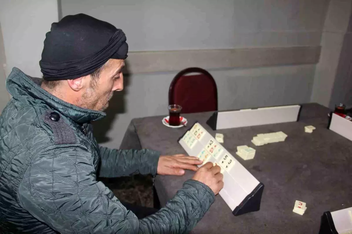 Tek başına okey oynayan adamın videosu viral oldu