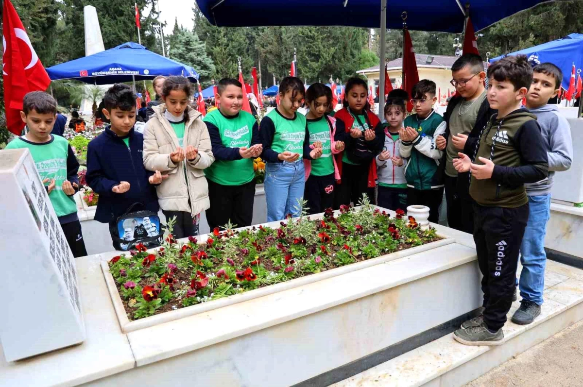 Adana\'da Kışla Şehit Orçun Kubat İlkokulu öğrencileri şehidi mezarı başında ziyaret etti