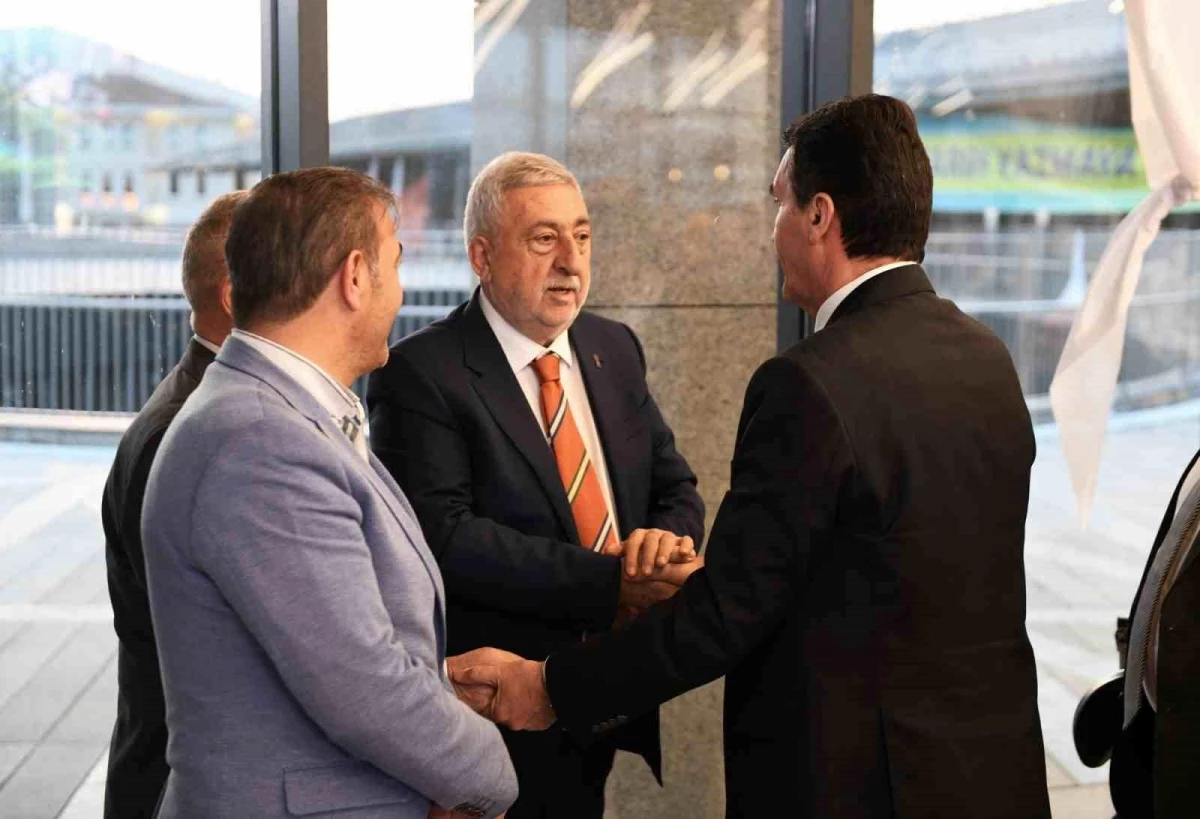 Osmangazi Belediye Başkanı Mustafa Dündar, TESK Genel Başkanı Bendevi Palandöken ve Bursa esnafıyla iftarda buluştu