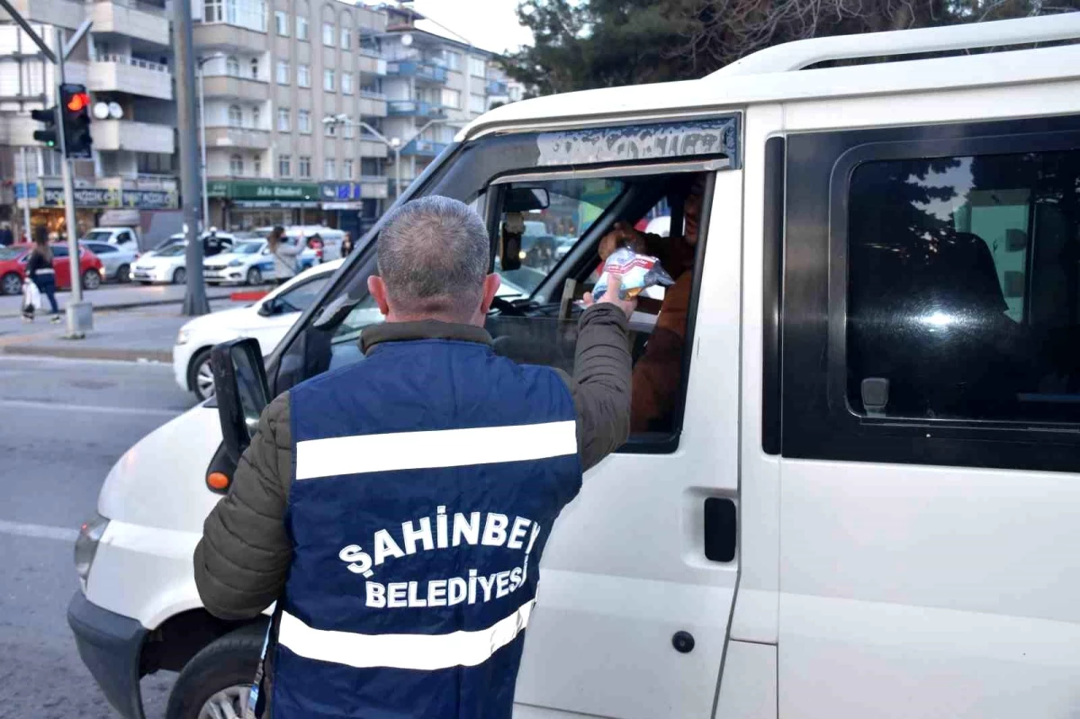 Şahinbey Belediyesi İftara Yetişemeyenlere Kumanya Dağıtıyor