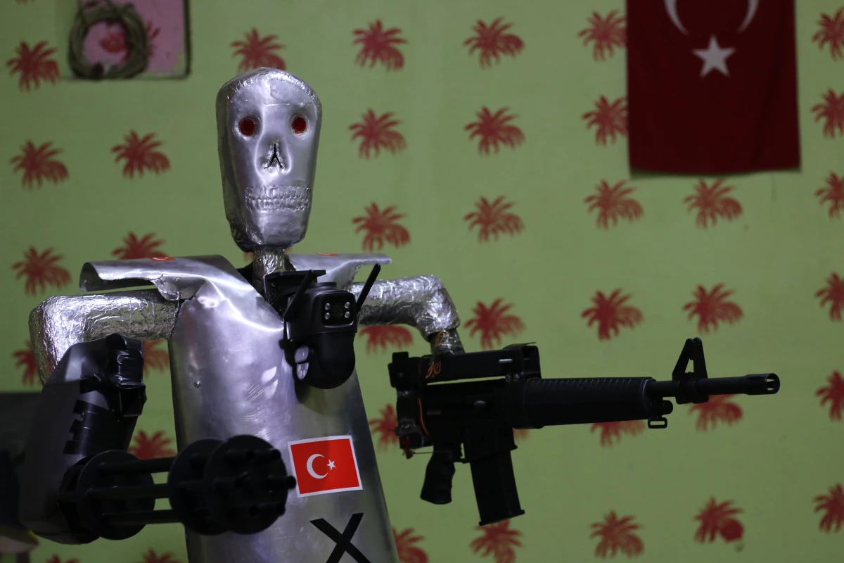 Siirt\'te ilkokul mezunu yapay zeka destekli robot asker yaptı