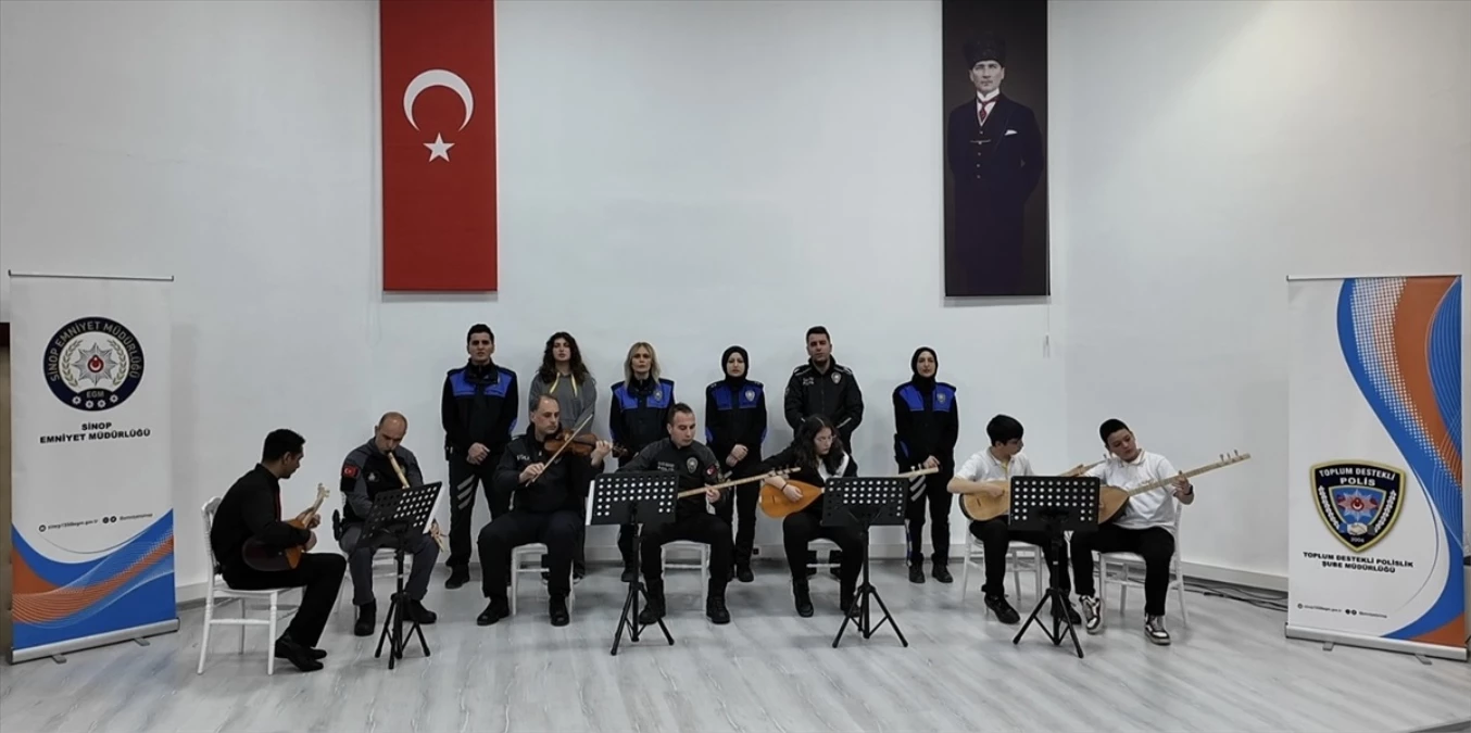 Sinop\'ta polisler ve öğrenciler Çanakkale türküsü seslendirdi