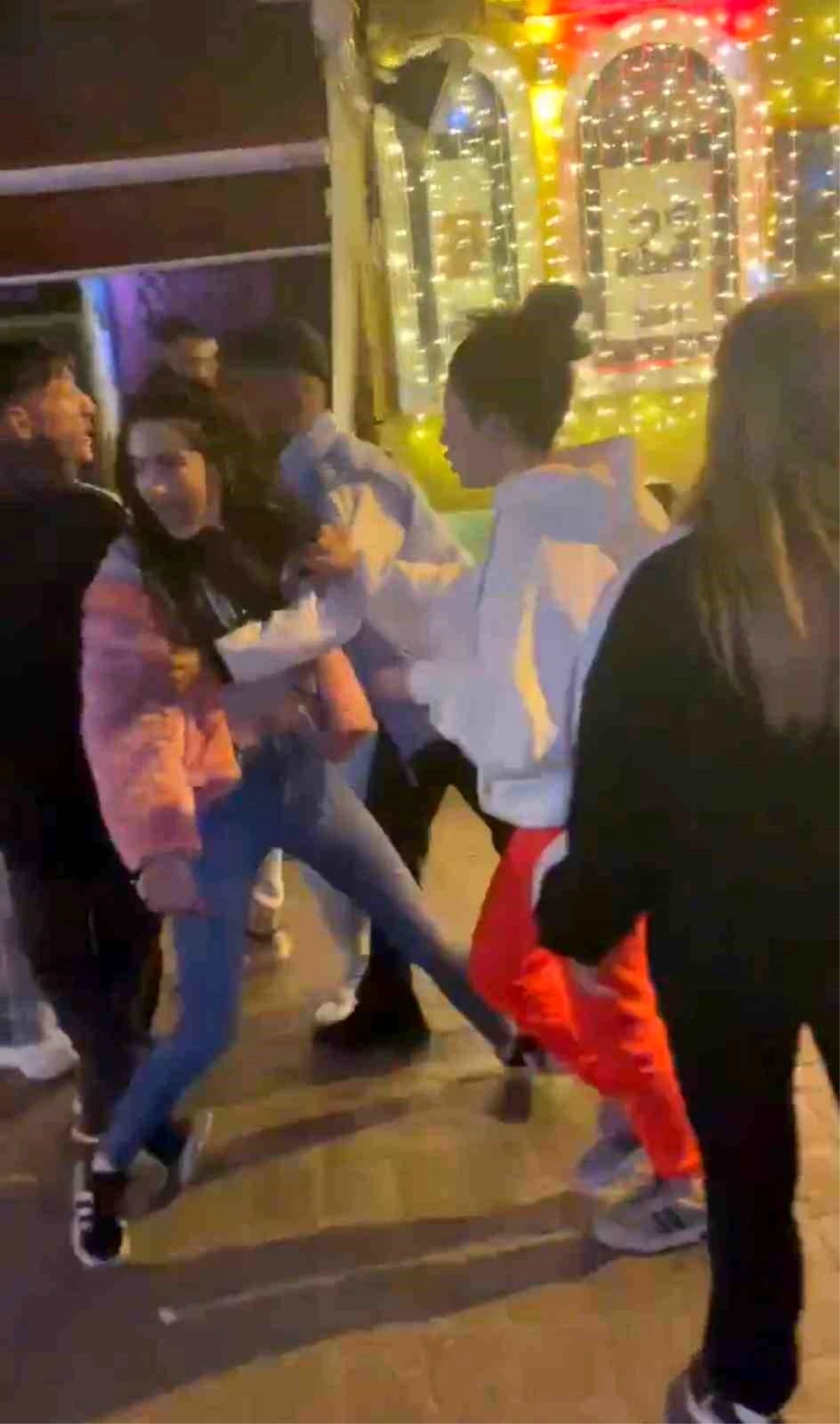 Taksim\'de sevgilisini başka bir kadının yanında yakalayınca sinir krizi geçirerek saldırdı